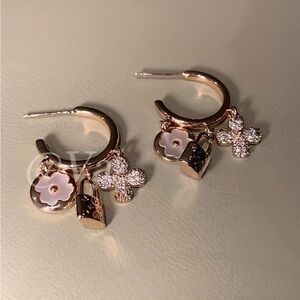 Designer-Style Vjntage Icon Dangle Hoop Earrings - Rose Gold Plated